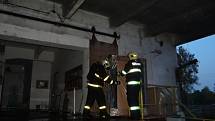 Osm jednotek hasičů zasahovalo ve čtvrtek večer u požáru části velkého objektu bývalých skladů v Orlové. 