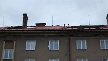 Poryvy větru poškodily střechu domu na Národní třídě v centru Havířova.