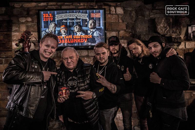 Kapela U.D.O. s jedním z fanouškům před koncertem v jablunkovském Rock Cafe Southock.