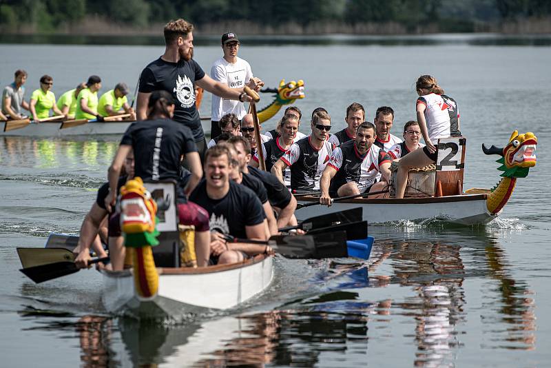 Závody dračích lodí na Vrbickém jezeře, 5. června 2021.