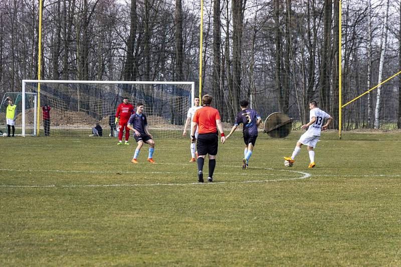 Zápas 17. kola krajského přeboru Petřvald na Moravě - Slavia Orlová 1:1.