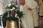Zastupující biskup ostravsko-opavský Martin David v sobotu v kostele v Horní Suché požehnal třem novým zvonům, které si farnost pořídila.