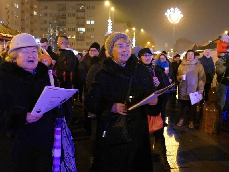 Akce Deníku Česko zpívá koledy na náměstí Republiky v Havířově.