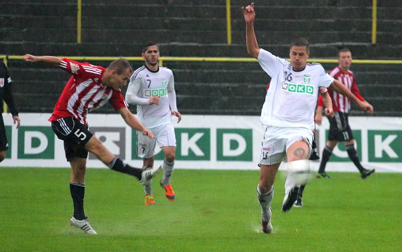 Karvinští fotbalisté (v bílém) zdolali doma Žižkov.