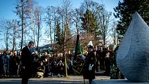 Ve Stonavě se konal pietní akt k uctění památky 13 horníků, kteří před rokem zahynuli v Dole ČSM-Sever při výbuchu metanu. Památku havířů připomíná v centru obce žulový monument ve tvaru slzy, 20. prosince 2019. Na snímku (vlevo) premiér Andrej Babiš.