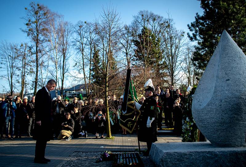 Ve Stonavě se konal pietní akt k uctění památky 13 horníků, kteří před rokem zahynuli v Dole ČSM-Sever při výbuchu metanu. Památku havířů připomíná v centru obce žulový monument ve tvaru slzy, 20. prosince 2019. Na snímku (vlevo) premiér Andrej Babiš.