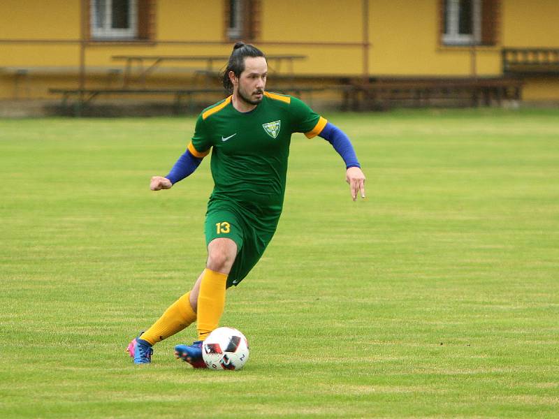 Stonava (žluté dresy) porazila Datyně 2:0.