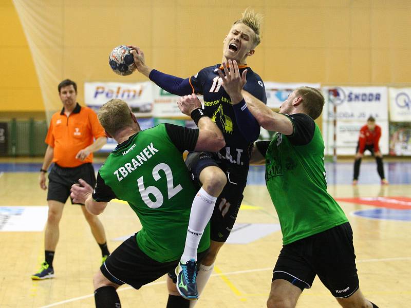 Karvinští (v zeleném) prohráli v Plzni o gól a v neděli si střihnou repete.