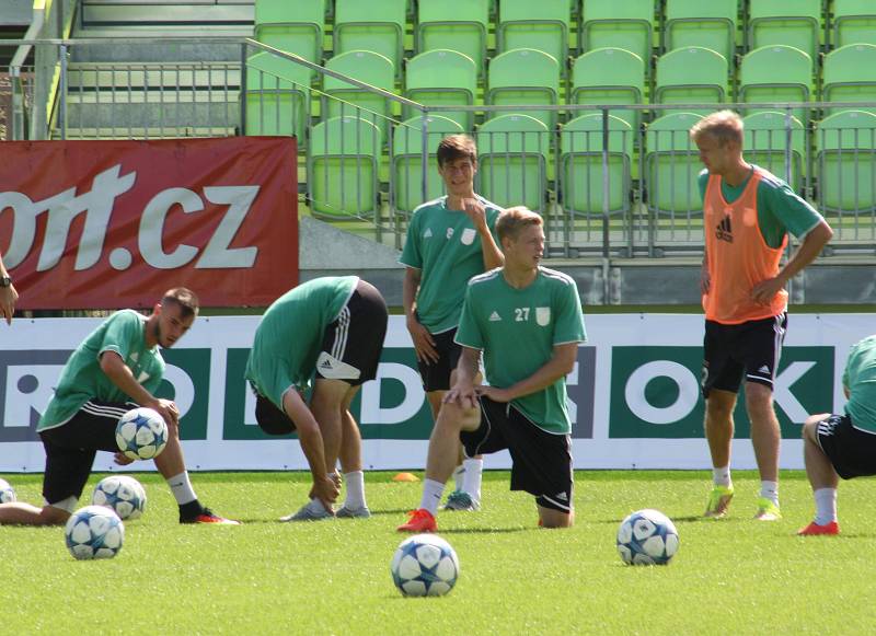 Karvinští fotbalisté si ve čtvrtek poprvé zatrénovali na svém domácím stadionu v Karviné-Ráji.