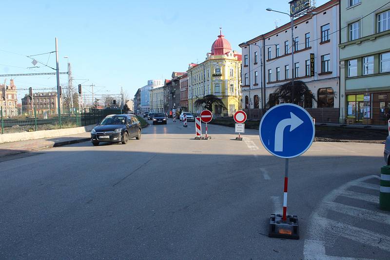 Po Nádražní ulici v Českém Těšíně se jezdí jednosměrně. Začala tam revitalizace a přeměna v částečnou pěší zónu. Práce potrvají do podzimu.