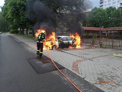 Dvě jednotky hasičů zasahovaly v sobotu ráno v Havířově-Šumbarku u požáru téměř nového osobního automobilu Škoda Octavia, který stál na parkovišti a měl podle majitele najeto jen několik stovek kilometrů.