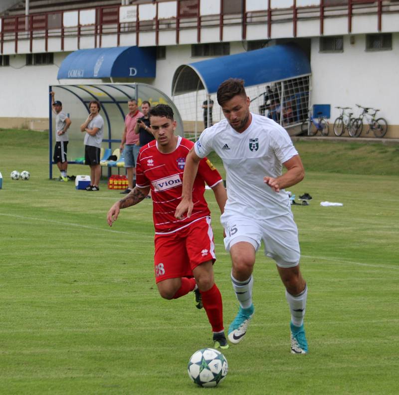 Fotbalisté Karviné (v bílém) si na Slovensku zahráli se Zlatými Moravci. Prohráli 2:3.