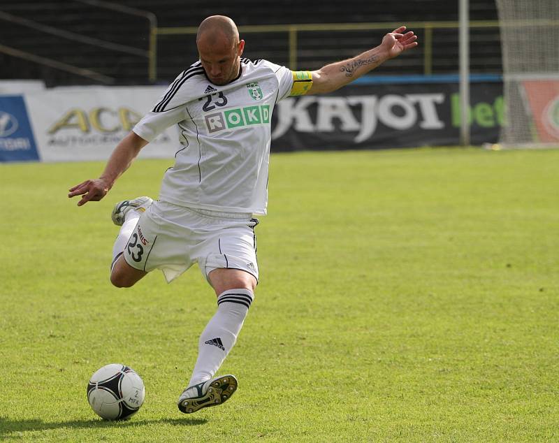 Z utkání Karviná (v bílém) - Sokolov 1:0.