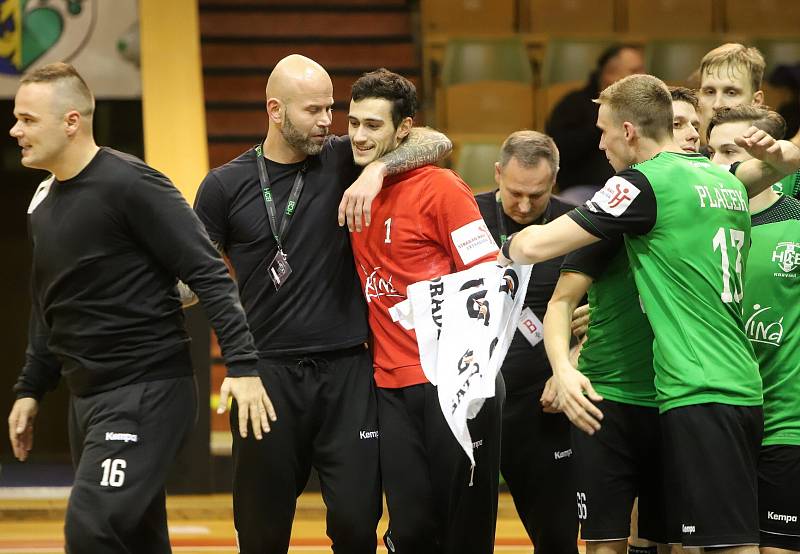 Házenkářské derby v poháru zvládli Karvinští (v zeleném).