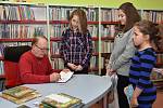 Petr Janda četl dětem pohádky v karvinské knihovně.