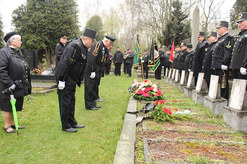 Na hřbitově v Karviné-Dolech si v pátek členové Kroužků krojovaných horníků připomněli důlní tragédii starou 95 let, kdy při výbuchu na Dole Gabriela zemřelo 15 horníků.