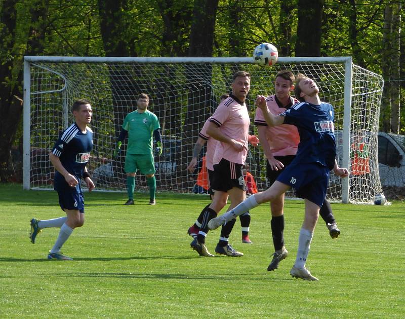 Fotbalisté Slovanu Záblatí (v růžových dresech) proti Strahovicím.