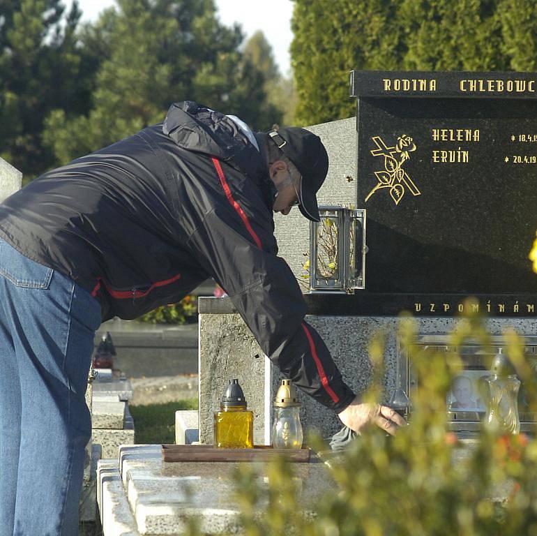 Nejen v Karviné vyrazili lidé o volném dni na hřbitovy uctít památku svých zemřelých blízkých.