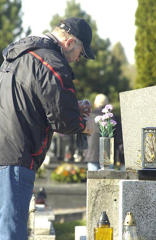 Nejen v Karviné vyrazili lidé o volném dni na hřbitovy uctít památku svých zemřelých blízkých.