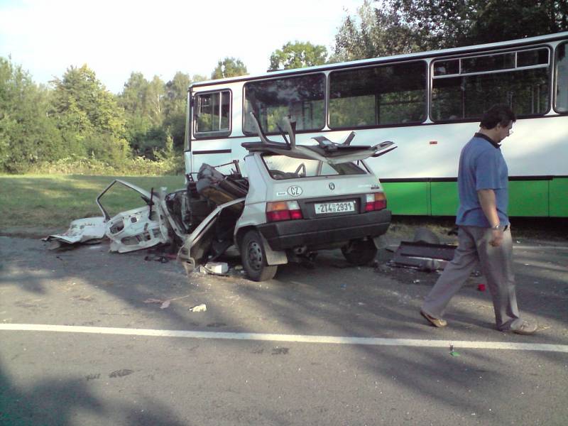 Nehoda automobilu s autobusem v Doubravě