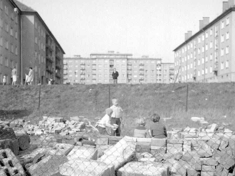 Pohled na budovu v Pavlovově ulici od nábřeží z konce 50. let minulého století.  