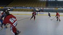 Inline hokejisté Havířova (v červeném) neprožili ideální domácí premiéru v extralize.