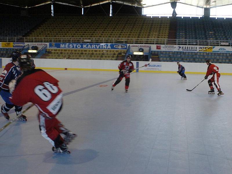 Inline hokejisté Havířova (v červeném) neprožili ideální domácí premiéru v extralize.