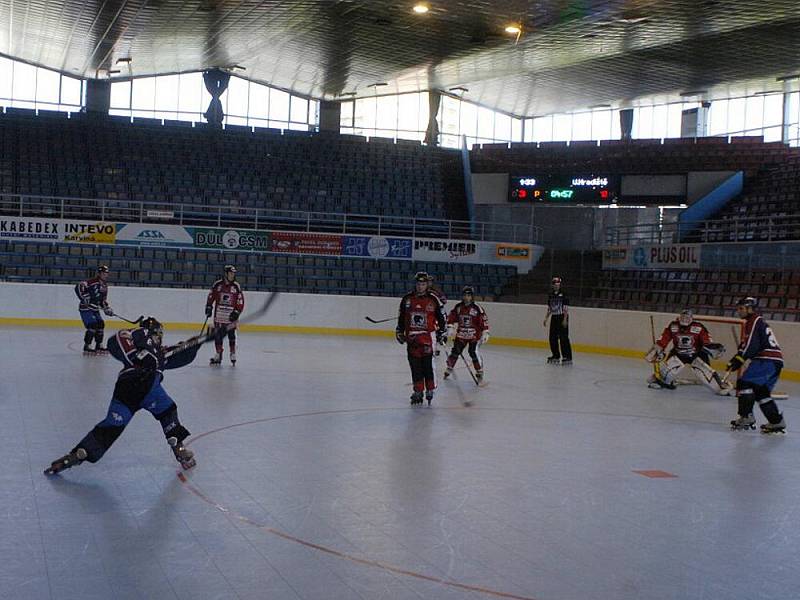 Inline hokejisté Havířova (v červeném) neprožili ideální domácí premiéru v extralize.