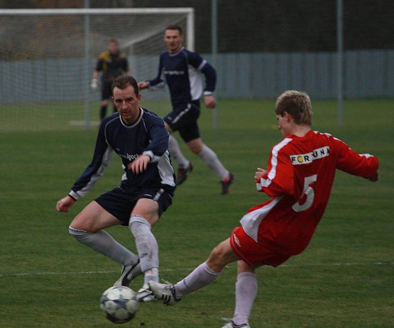 Zápas krajského přeboru Dětmarovice (v modrém) - Frýdlant n. O. skončil 2:0 pro domácí.