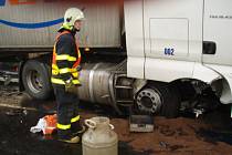 Nehoda kamionu s únikem nafty v Ostravě