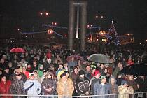 Tradiční půlnoční bohoslužba v Havířově pod širým nebem na Štědrý den se letos poprvé konala přímo na náměstí Republiky.