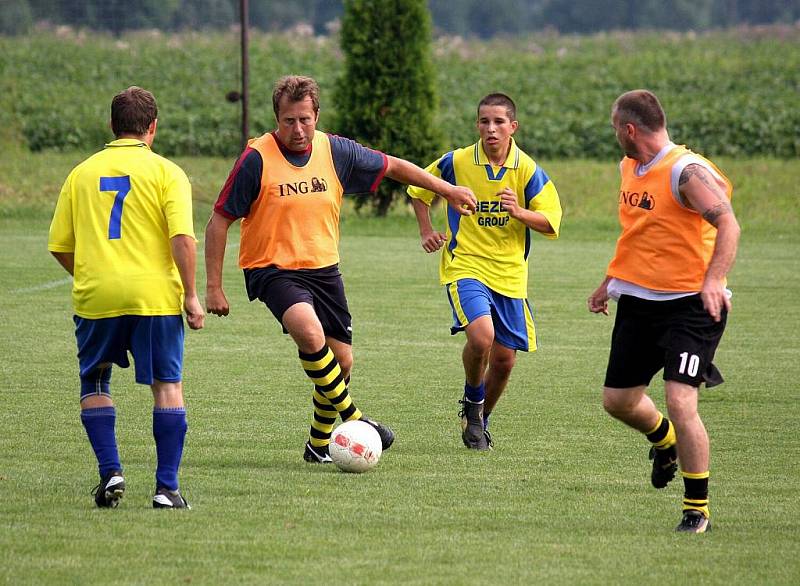 Kamil Synek (uprostřed) kličkuje mezi bohumínskými hráči Martinem Jurczykem (č. 7) a Markem Hrabalem. Vpravo přihlíží domácí Vlastimil Puchel.