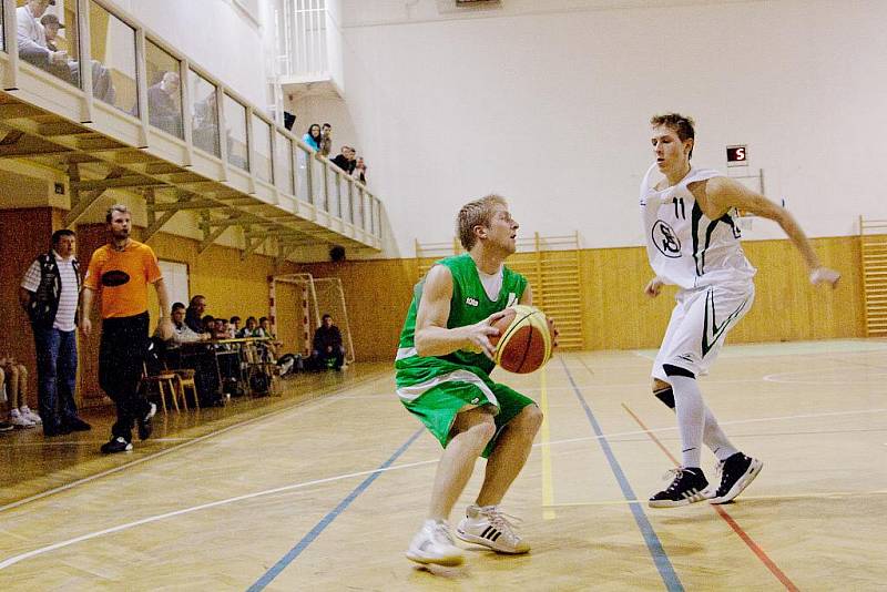 Z basketbalového utkání Karviná (v bílém) - Šumperk.