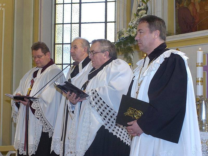 V českotěšínském evangelickém kostele Na Nivách byl v neděli slavnostně instalován do funkce nový biskup Jan Wacławek