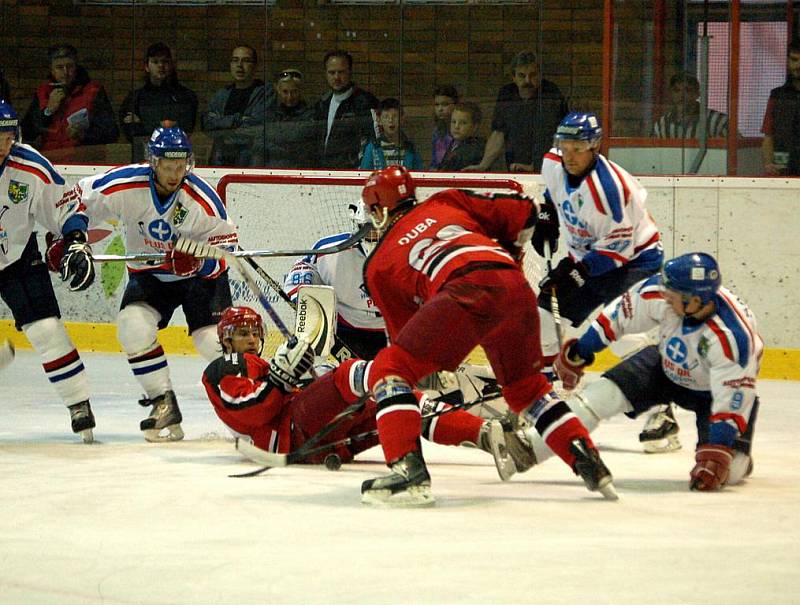 Hokejisté Karviné (v bílém) zvítězili na ledě Prostějova překvapivě hladce 6:3.