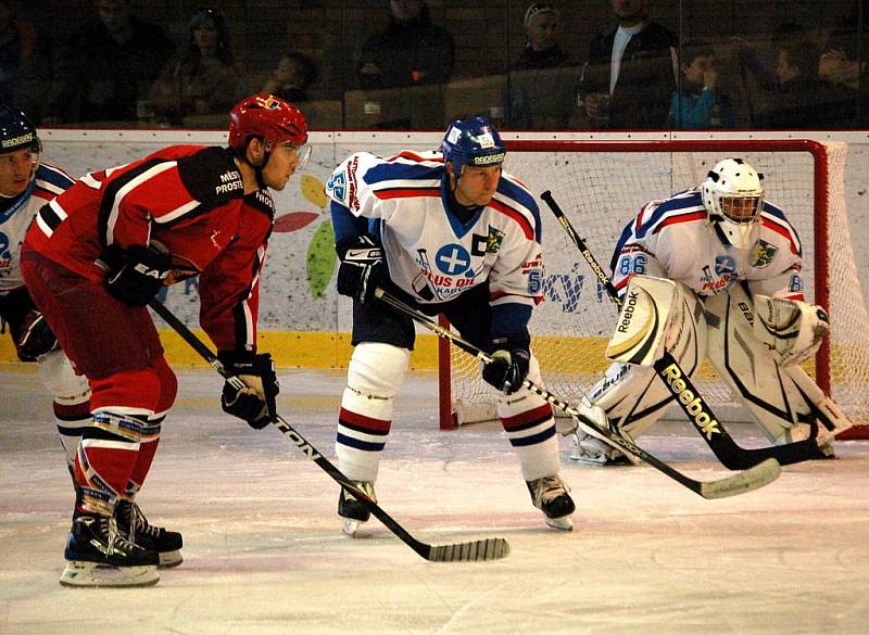 Hokejisté Karviné (v bílém) zvítězili na ledě Prostějova překvapivě hladce 6:3.