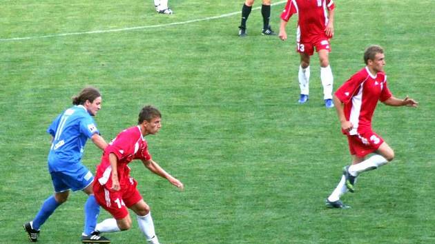 Fotbalisté MFK Havířov (modré dresy) podlehli v přípravném zápase Vítkovicím v poměru 4:0.