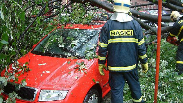 Podmáčený strom se vyvrátil v centru Havířova na zaparkované automobily. Rozřezat ho museli hasiči.