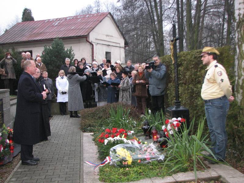 Pietní akt na stonavském hřbitově, starosta obce Ondřej Feber