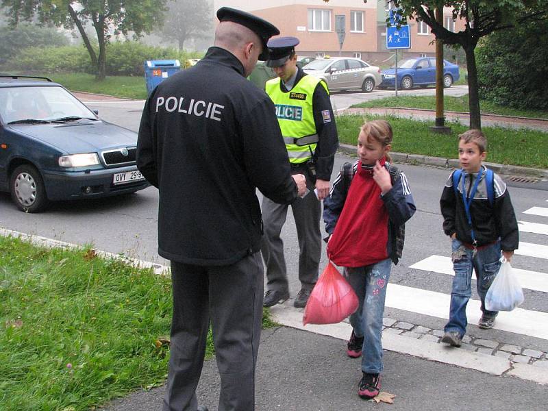 Policisté se věnovali školákům při preventivní akci Zebra se za tebe nerozhlédne.