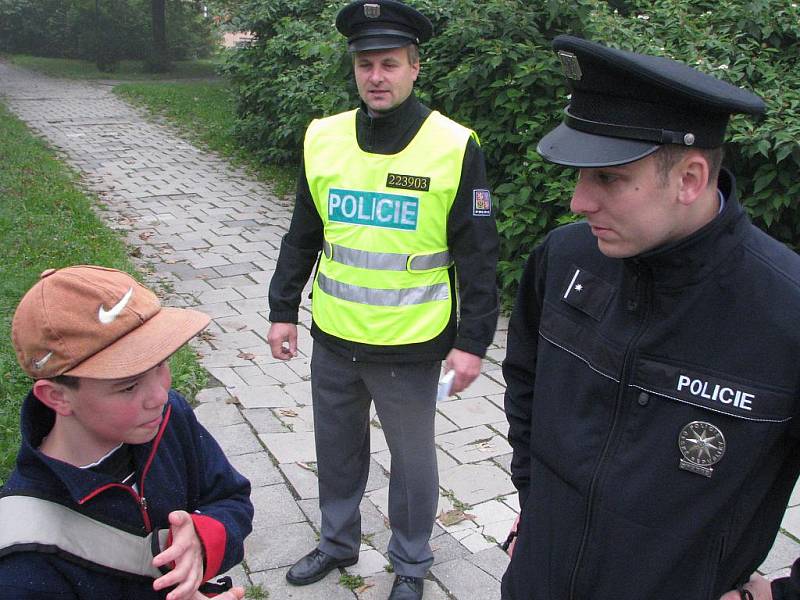 Policisté se věnovali školákům při preventivní akci Zebra se za tebe nerozhlédne.