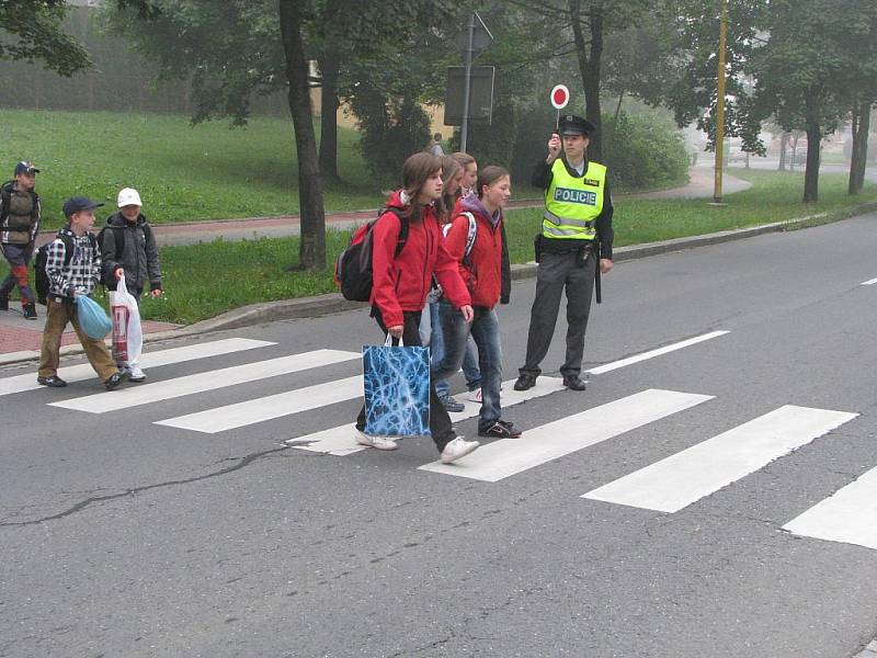 Policisté se věnovali školákům při preventivní akci Zebra se za tebe nerozhlédne.