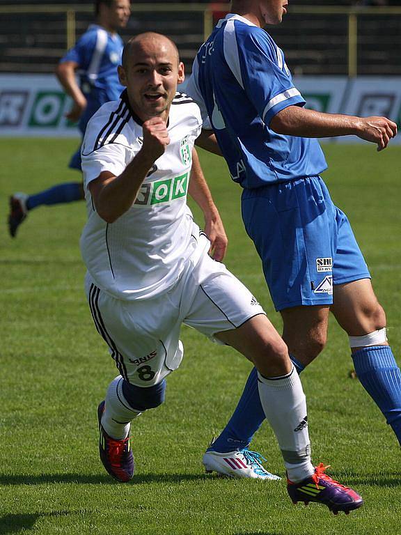 Karvinští fotbalisté (v bílém) porazili Vlašim 3:1 a odstartovali vítězně Den horníků.