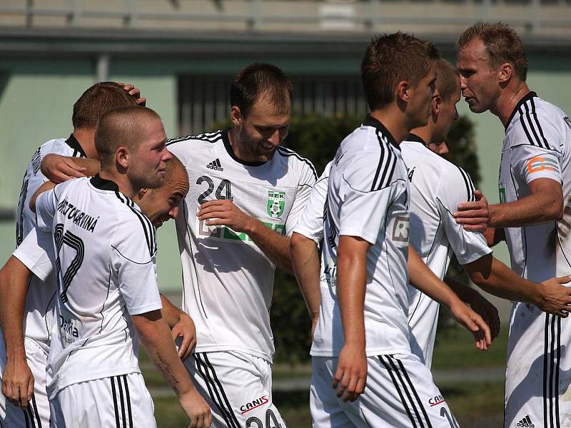 Karvinští fotbalisté (v bílém) porazili Vlašim 3:1 a odstartovali vítězně Den horníků.