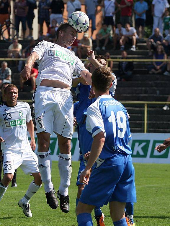 Karvinští fotbalisté (v bílém) porazili Vlašim 3:1 a odstartovali vítězně Den horníků.