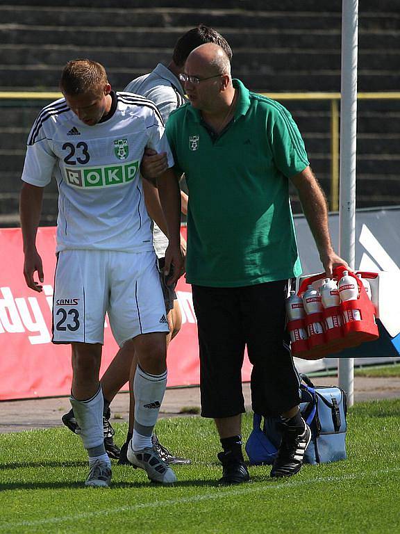 Karvinští fotbalisté (v bílém) porazili Vlašim 3:1 a odstartovali vítězně Den horníků.