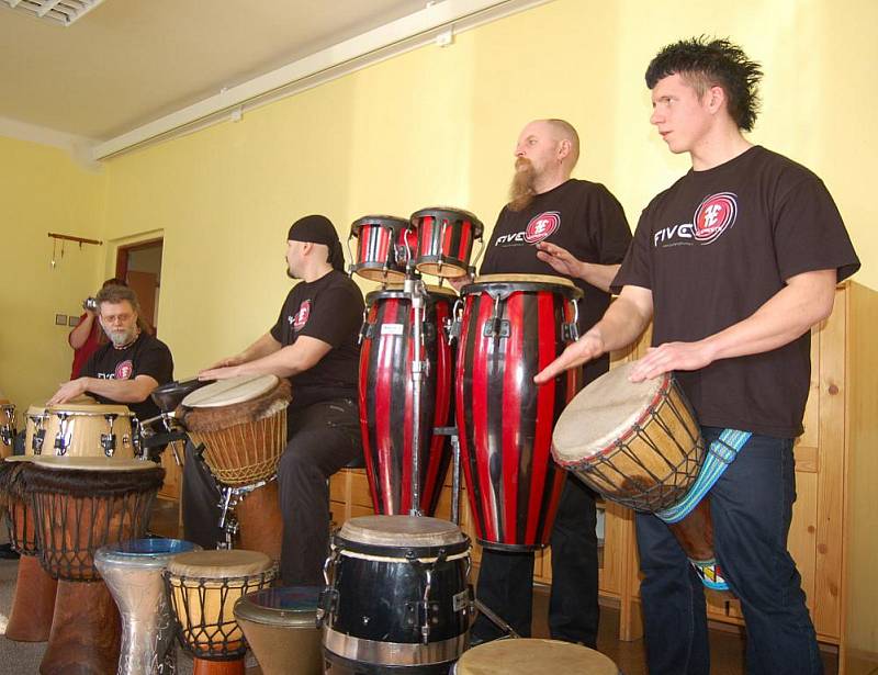 Hudebníci z budenického tělesa Jumping Drums zavítali do karvinského stacionáře pro mentálně postižené Dům v aleji