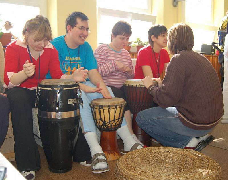 Hudebníci z budenického tělesa Jumping Drums zavítali do karvinského stacionáře pro mentálně postižené Dům v aleji