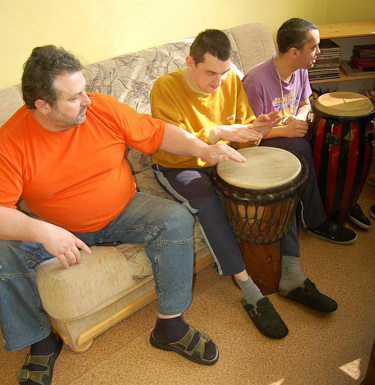 Hudebníci z budenického tělesa Jumping Drums zavítali do karvinského stacionáře pro mentálně postižené Dům v aleji