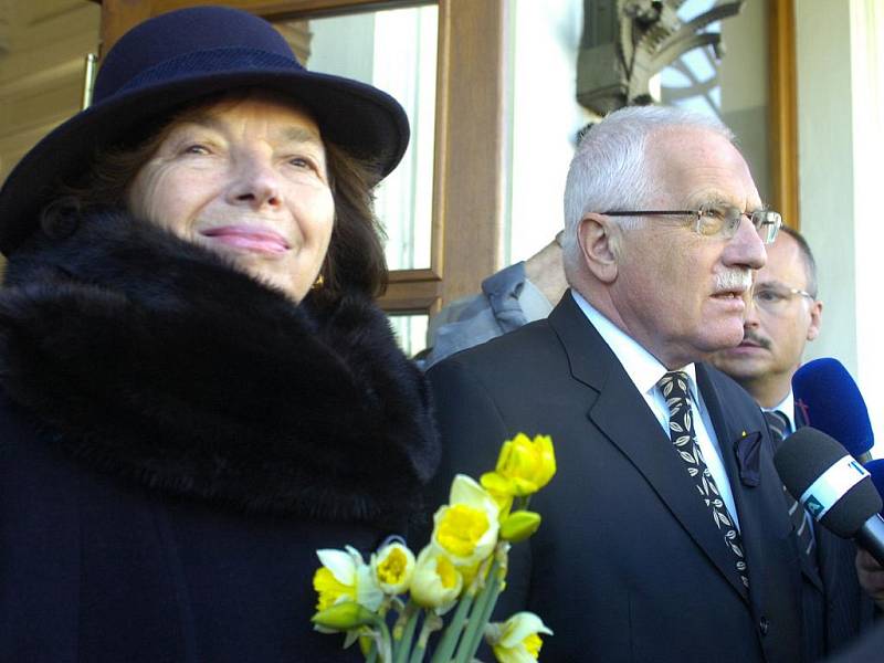 Do Bohumína přijela v neděli dopoledne vládní delegace, která tady přestoupila do aut a vyrazil směr Krakov na státní pohřeb. Byl zde Prezident Václav Klaus s manželkou Lívií, arcibiskup Dominik Duka a premiér Jan Fischer